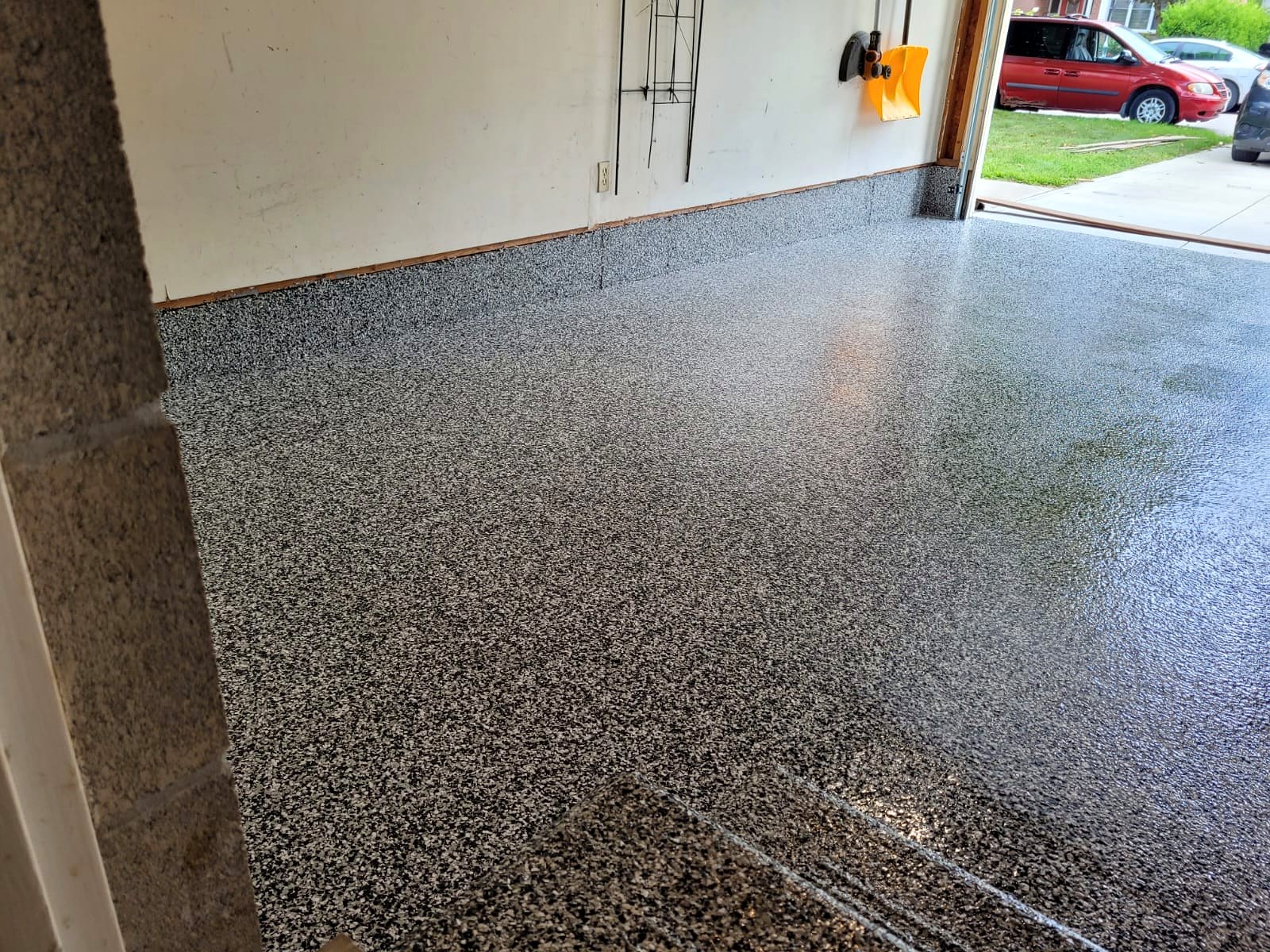 Domino flake garage floor with UV-stable topcoat