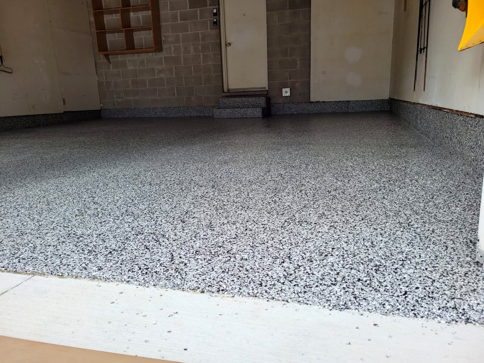 Domino flake garage floor with UV-stable topcoat
