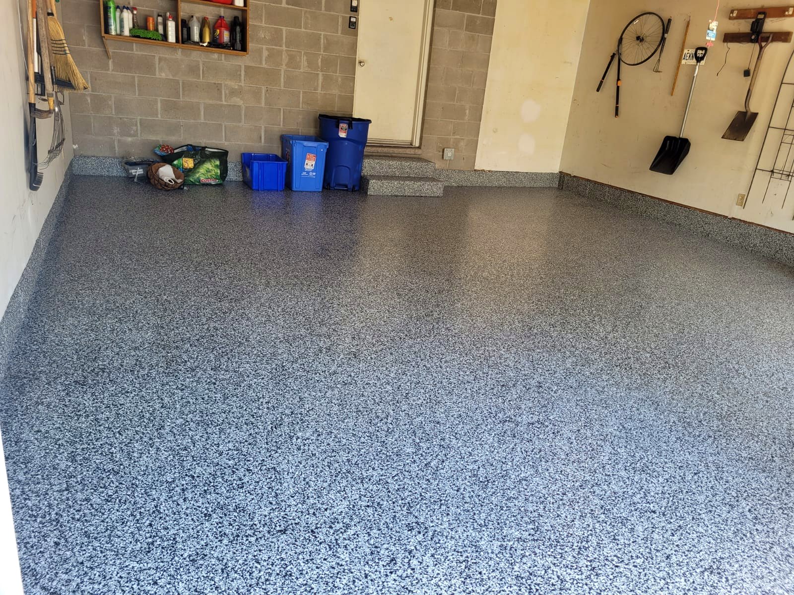 Domino flake garage floor with UV-stable topcoat