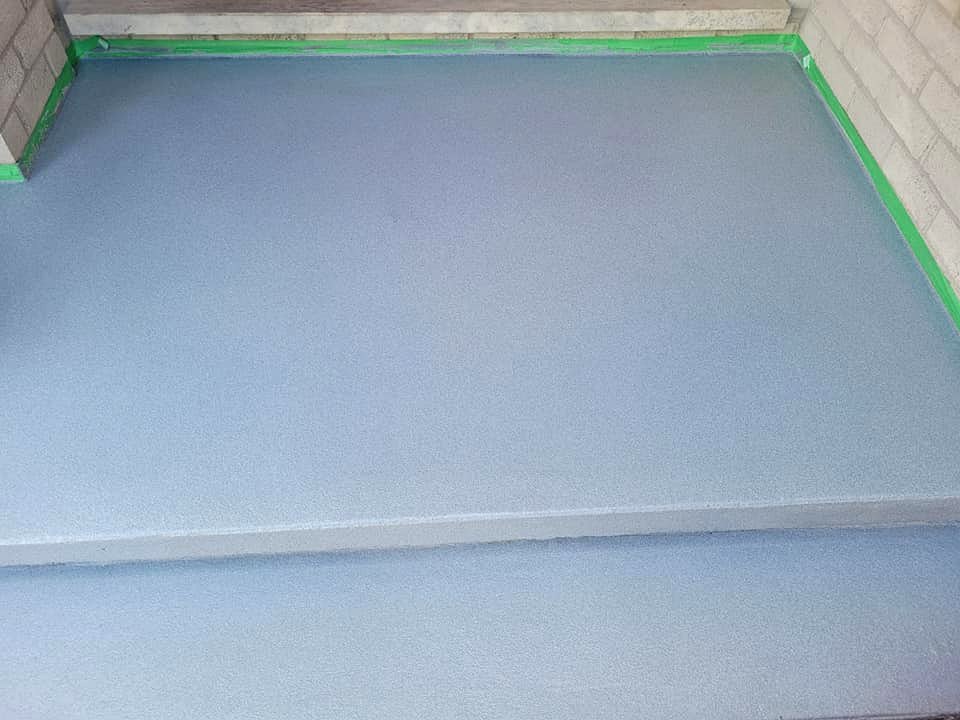 Double-broadcast quartz porch with UV-stable topcoat
