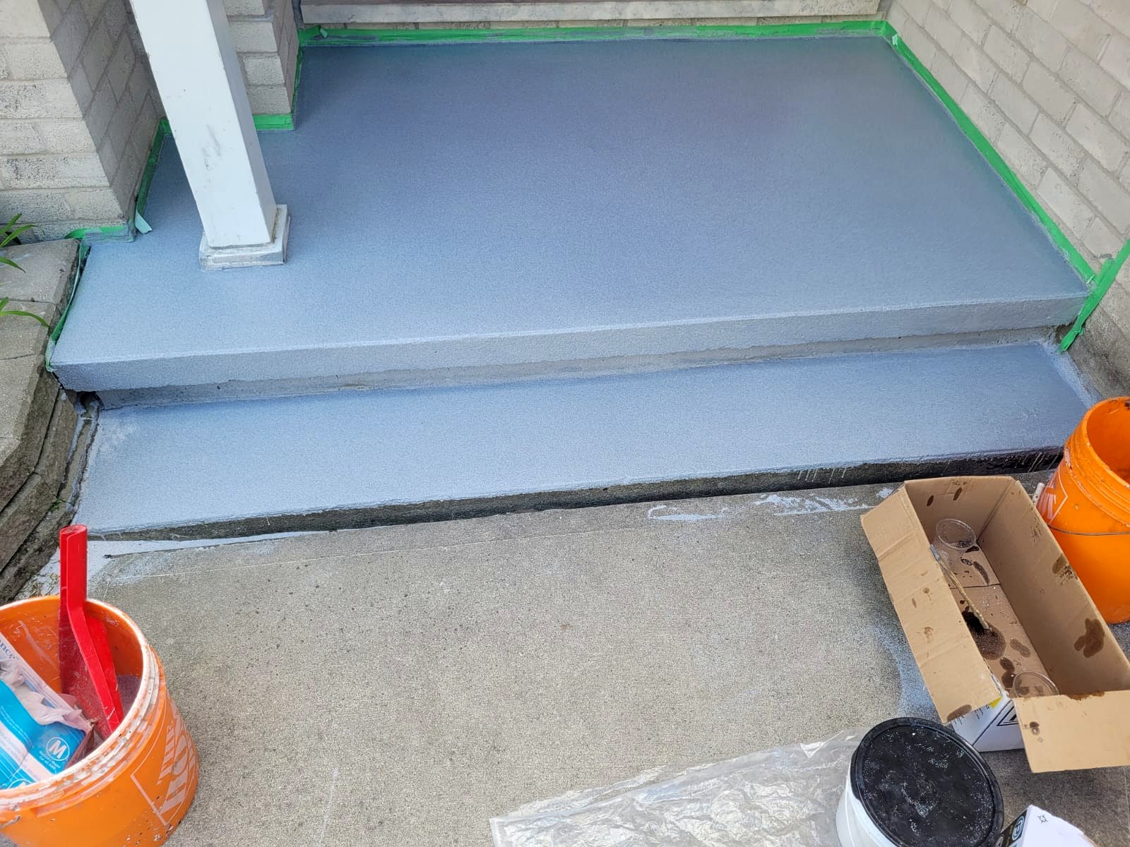 Double-broadcast quartz porch steps